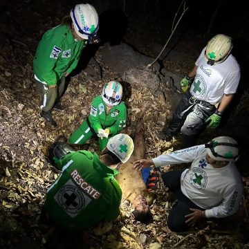 RESCATARON A UN HOMBRE TRAS CAER A BARRANCO DE 30 METROS EN LA LIBERTAD COSTA