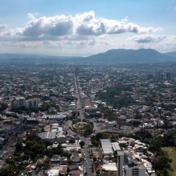 CONTINUARÁ EL AMBIENTE CALUROSO Y POSIBLES LLUVIAS PUNTUALES ESTE DÍA EN EL SALVADOR