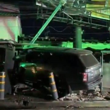 UN CONDUCTOR EN APARENTE ESTADO DE EBRIEDAD CHOCÓ CONTRA DOS VIVIENDAS EN ANTIGUO CUSCATLÁN