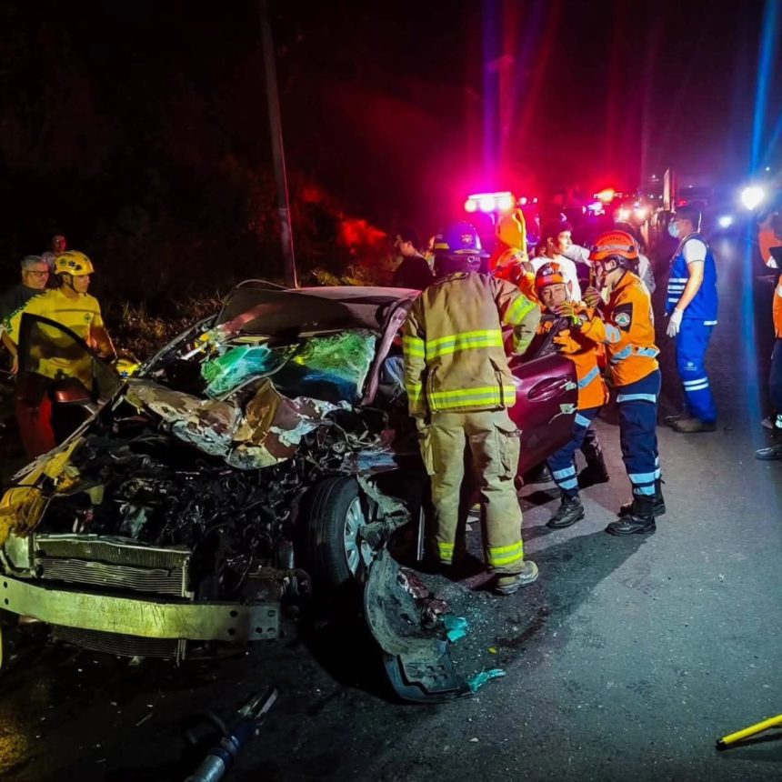 RESCATISTAS LIBERARON A PERSONA ATRAPADA TRAS ACCIDENTE EN EL CONGO, SANTA ANA ESTE