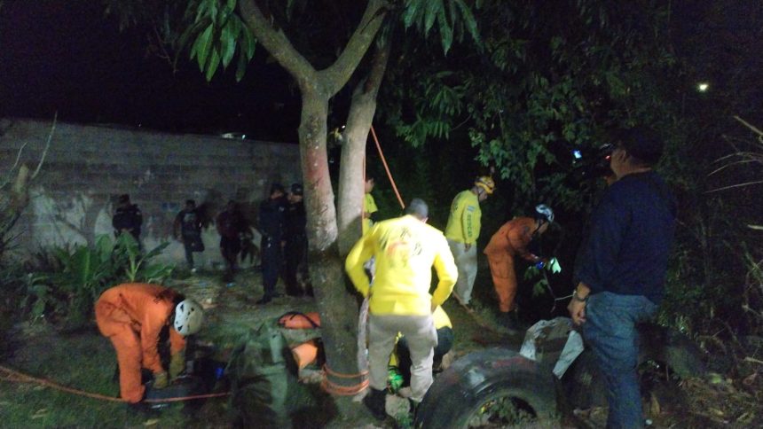 RESCATAN CON VIDA A HOMBRE TRAS CAER EN BARRANCO EN SAN SALVADOR