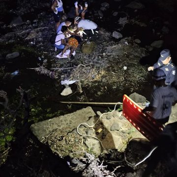 RESCATARON A MUJER DE 70 AÑOS TRAS CAER A BARRANCO EN SANTA ANA