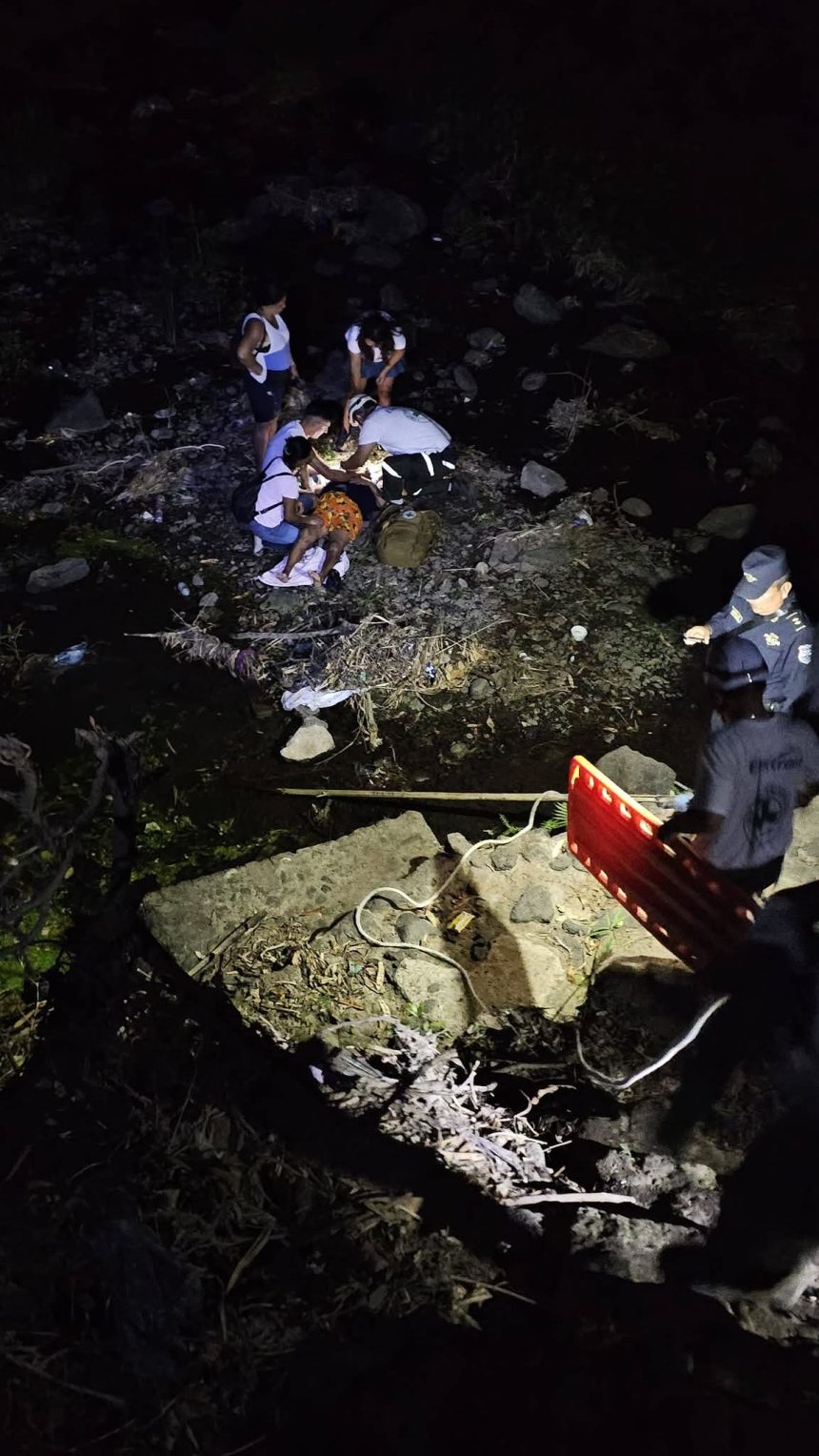 SEÑO 1 RESCATARON A MUJER DE 70 AÑOS TRAS CAER A BARRANCO EN SANTA ANA