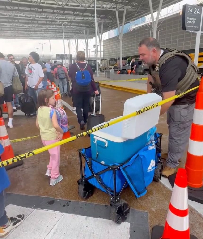 AGENTES DE ICE REPARTEN AGUA A PASAJEROS EN AEROPUERTOS DE ESTADOS UNIDOS