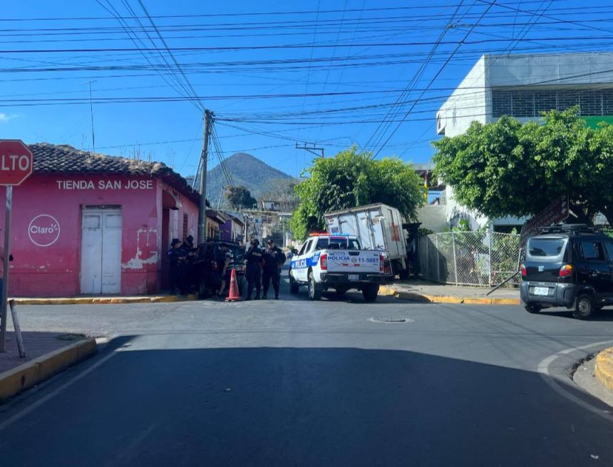 FUERTE ACCIDENTE ENTRE CAMIÓN Y VEHÍCULO “CUTE” DEJA VARIOS LESIONADOS EN AHUACHAPÁN