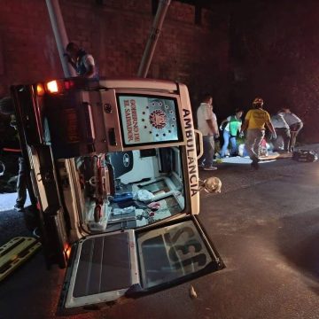 AMBULANCIA QUE TRASLADABA A UN NIÑO VUELCA EN LA TRONCAL DEL NORTE