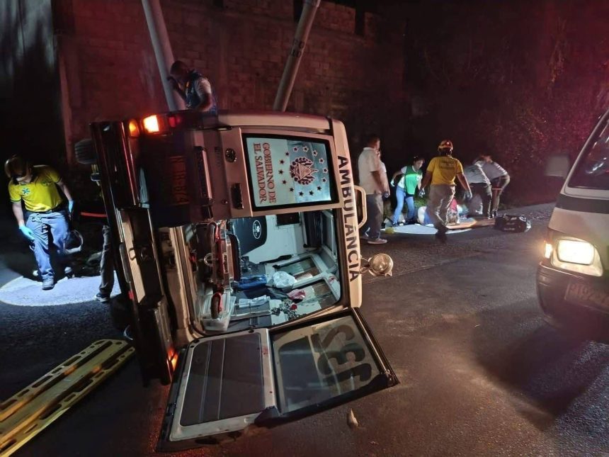 AMBULANCIA QUE TRASLADABA A UN NIÑO VUELCA EN LA TRONCAL DEL NORTE