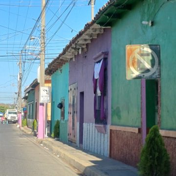 ARBOLIZAN RUTA PROCESIONAL Y COLOCAN VITRALES ALUSIVOS A LA SEMANA SANTA EN CHALCHUAPA