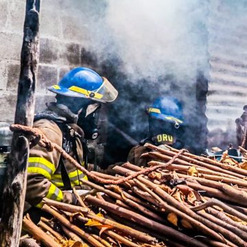 BOMBEROS CONTROLAN INCENDIO EN BODEGA EN LA PAZ CENTRO
