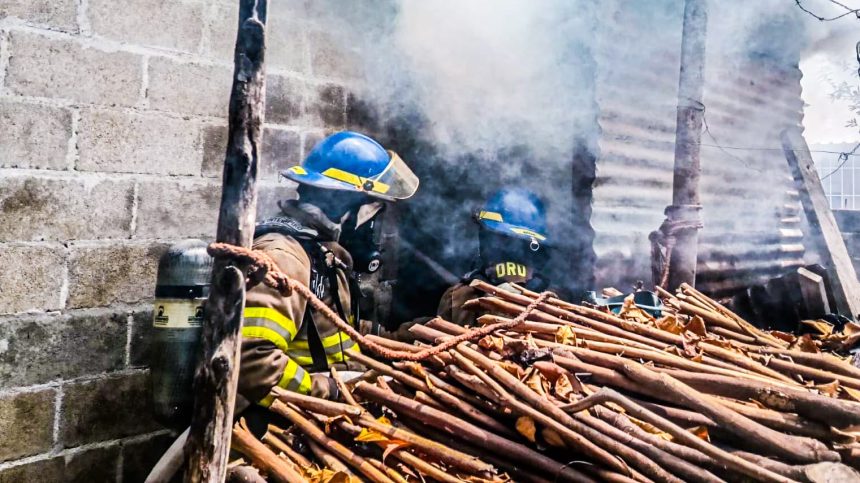 BOMBEROS CONTROLAN INCENDIO EN BODEGA EN LA PAZ CENTRO
