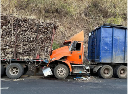 choque 1 CHOQUE ENTRE CAMIONES EN CARRETERA DE ORO DEJA DOS PERSONAS LESIONADAS