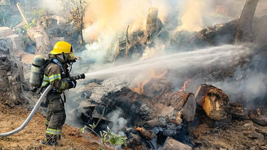 BOMBEROS ATIENDEN INCENDIO EN PROMONTORIO DE LLANTAS EN SANTA ANA CENTRO