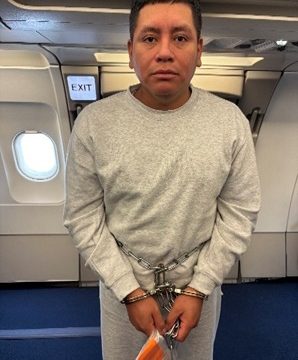 AUTORIDADES DE EE. UU. DEPORTAN A SALVADOREÑO SEÑALADO POR VÍNCULOS CON ESTRUCTURA CRIMINAL