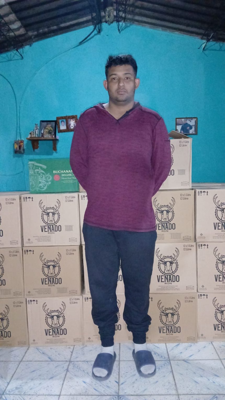 CAPTURAN A EMPLEADO ACUSADO DE HURTAR MÁS DE $5,000 EN BEBIDAS ALCOHÓLICAS DE DISTRIBUIDORA EN SANTA TECLA