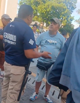 POLÉMICA EN CENTRO HISTÓRICO DE SAN SALVADOR POR INTERVENCIÓN A TURISTA QUE REGALABA GLOBOS