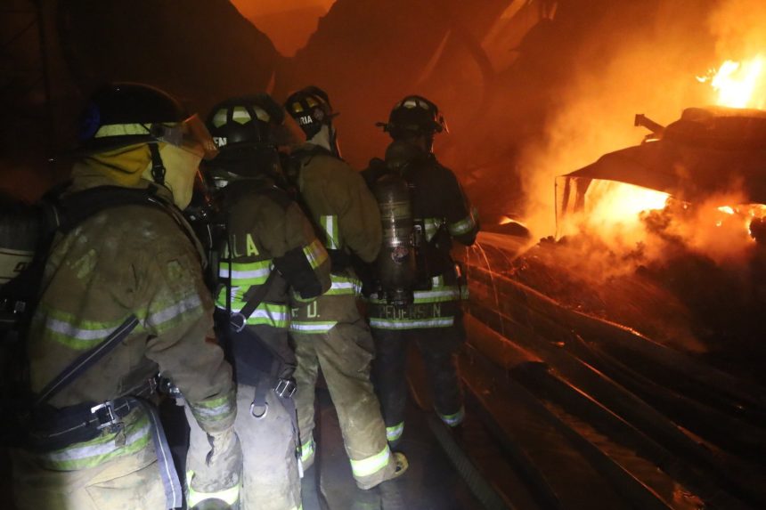 INCENDIO DE GRAN MAGNITUD AFECTA COMPLEJO DE BODEGAS EN AMATITLÁN, GUATEMALA