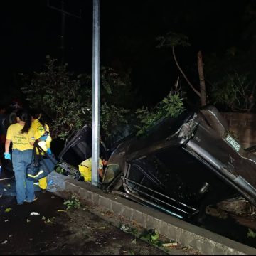 PICKUP CHOCA CONTRA ÁRBOL Y VUELCA EN LA TRONCAL DEL NORTE, CERCA DE GUAZAPA