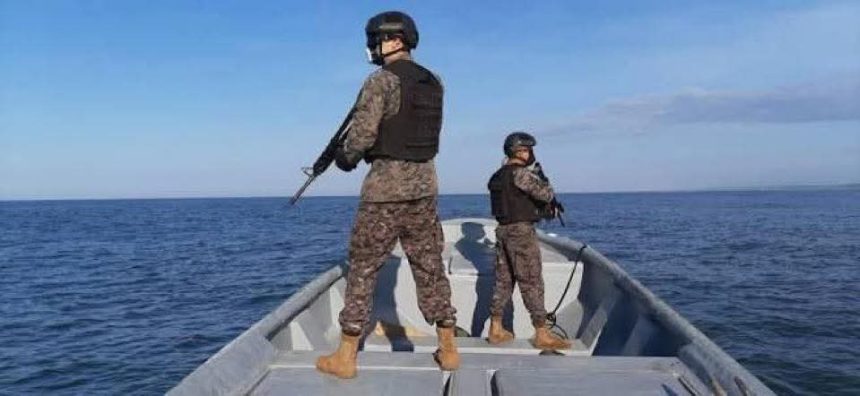 EL SALVADOR; MARINA NACIONAL RESCATA A 16 NÁUFRAGOS ECUATORIANOS Y LOS TRASLADA A LA UNIÓN