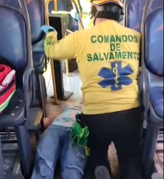 MUJER FALLECE TRAS EMERGENCIA DE SALUD EN BUS DE LA RUTA 22 EN SAN SALVADOR