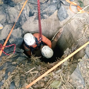 RESCATAN A PERSONA TRAS CAER EN POZO EN CIUDAD DELGADO