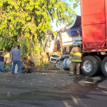 CONDUCTOR RESULTA LESIONADO TRAS ACCIDENTE DE RASTRA EN CARA SUCIA, AHUACHAPÁN