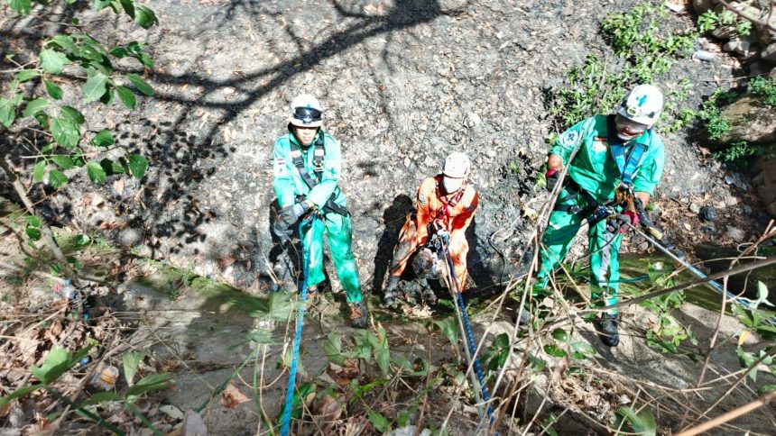 RESCATARON A UNA PERSONA TRAS CAER EN BARRANCO DE 15 METROS DE PROFUNDIDAD EN ILOBASCO