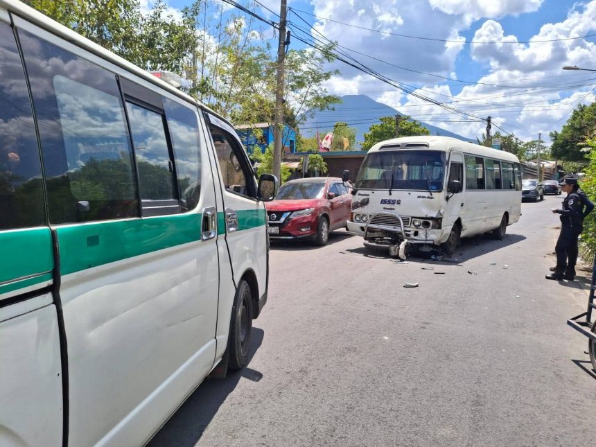 MOTOCICLISTA FALLECE TRAS ACCIDENTE CON TRANSPORTE COLECTIVO EN SAN MIGUEL