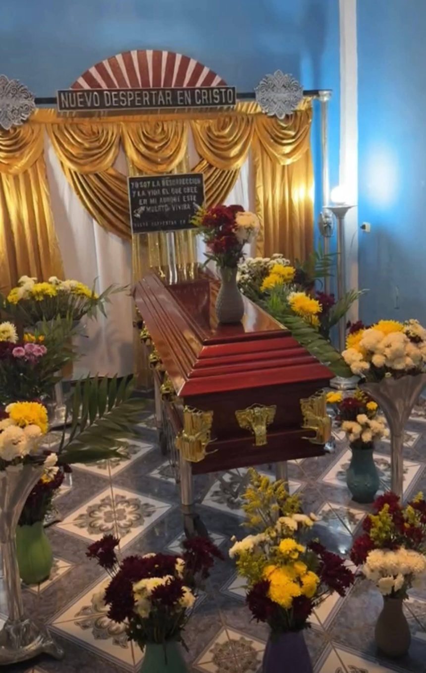 FAMILIARES Y AMIGOS DAN EL ÚLTIMO ADIÓS A JULIO CÉSAR RIVERA EN AHUACHAPÁN