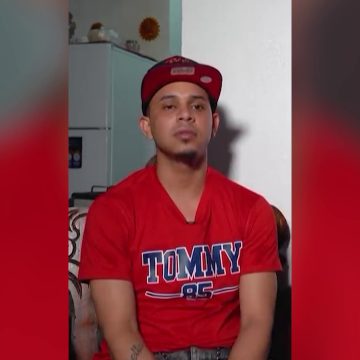 MIGRANTE VENEZOLANO DEMANDA A EE.UU. Y RECLAMA $1.3 MILLONES TRAS DEPORTACIÓN A EL SALVADOR