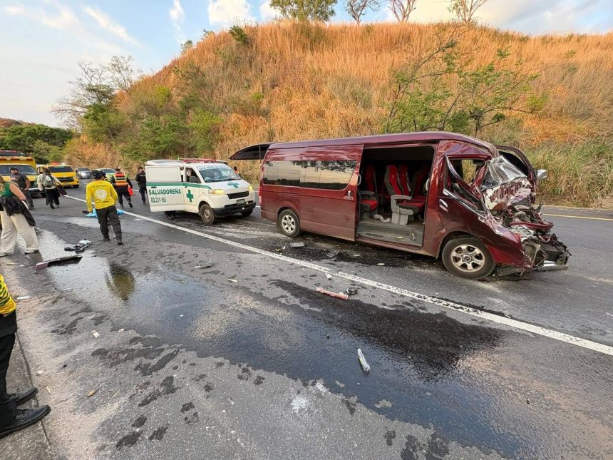 EXTRANJEROS ENTRE LOS HERIDOS EN ACCIDENTE EN CARRETERA SAN SALVADOR–SANTA ANA; MOTORISTA FALLECIÓ
