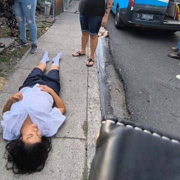 CONDUCTOR EMBISTE A JOVEN EN EL CENTRO HISTÓRICO DE SAN SALVADOR