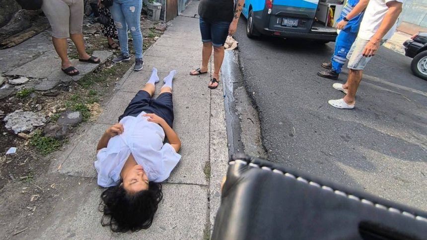 CONDUCTOR EMBISTE A JOVEN EN EL CENTRO HISTÓRICO DE SAN SALVADOR