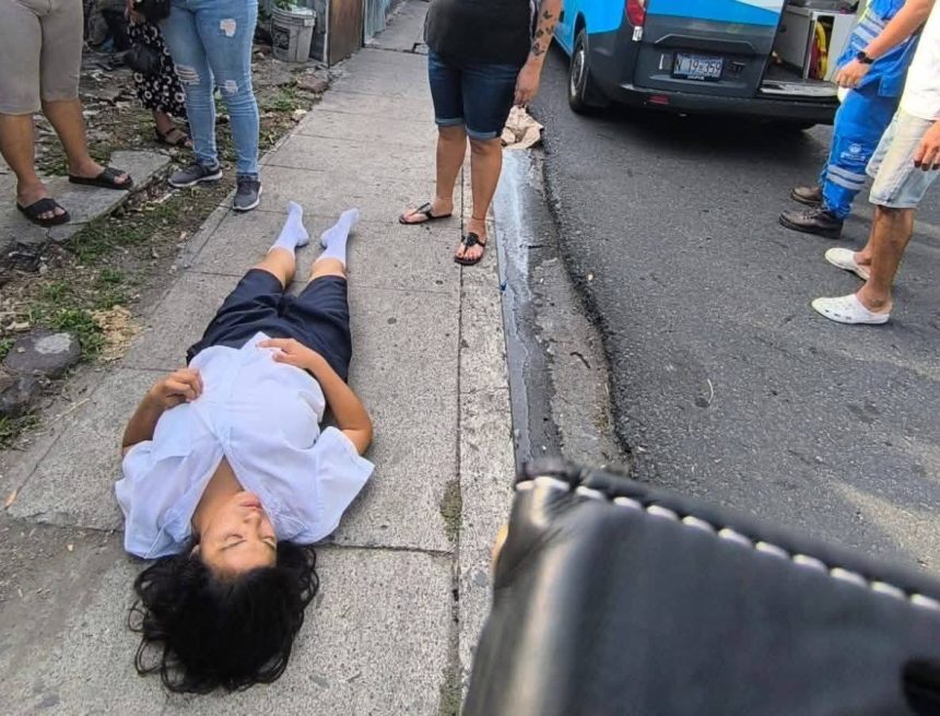 CONDUCTOR EMBISTE A JOVEN EN EL CENTRO HISTÓRICO DE SAN SALVADOR