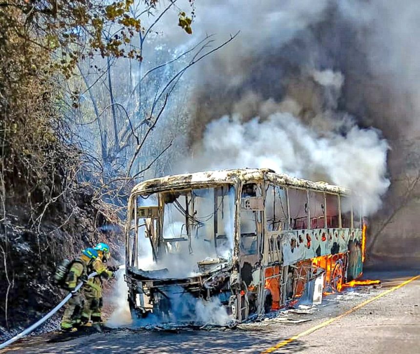 11 INCENDIO DE AUTOBÚS FUE CONTROLADO POR BOMBEROS EN LA UNIÓN