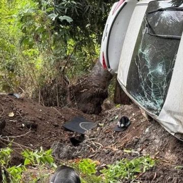 CONDUCTOR LESIONADO Y RESPONSABLES HUYEN TRAS ACCIDENTE EN CARRETERA LITORAL
