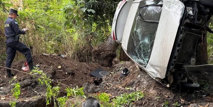 CONDUCTOR LESIONADO Y RESPONSABLES HUYEN TRAS ACCIDENTE EN CARRETERA LITORAL