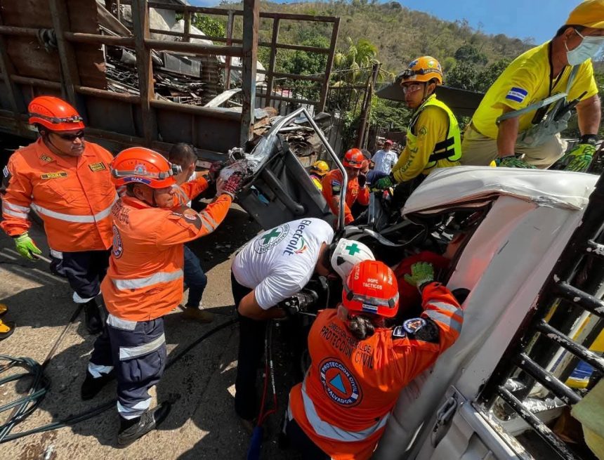 21 CONDUCTOR QUEDA ATRAPADO TRAS FUERTE CHOQUE EN CALLE ANTIGUA A NEJAPA