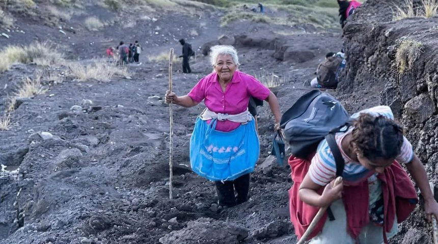 ABUELITA DE 72 AÑOS SE VUELVE VIRAL TRAS CONQUISTAR LA CUSPIDE DEL VOLCÁN CHAPARRASTIQUE