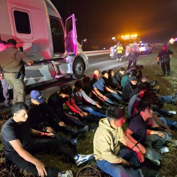 AUTORIDADES DE EE. UU. LOCALIZARON A 22 PERSONAS EN CONDICIONES DE RIESGO DENTRO DE UN VEHÍCULO EN TEXAS