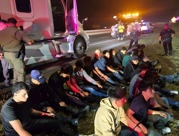 AUTORIDADES DE EE. UU. LOCALIZARON A 22 PERSONAS EN CONDICIONES DE RIESGO DENTRO DE UN VEHÍCULO EN TEXAS