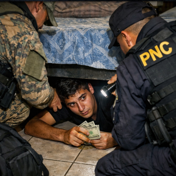 JOVEN ES CAPTURADO TRAS ESCONDERSE BAJO UNA CAMA PARA ROBAR EN USULUTÁN