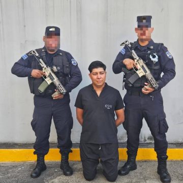 PNC CAPTURÓ A SUJETO QUE EN EL DÍA ERA VIGILANTE Y POR LAS NOCHES ROBABA FARMACIAS EN EL SALVADOR