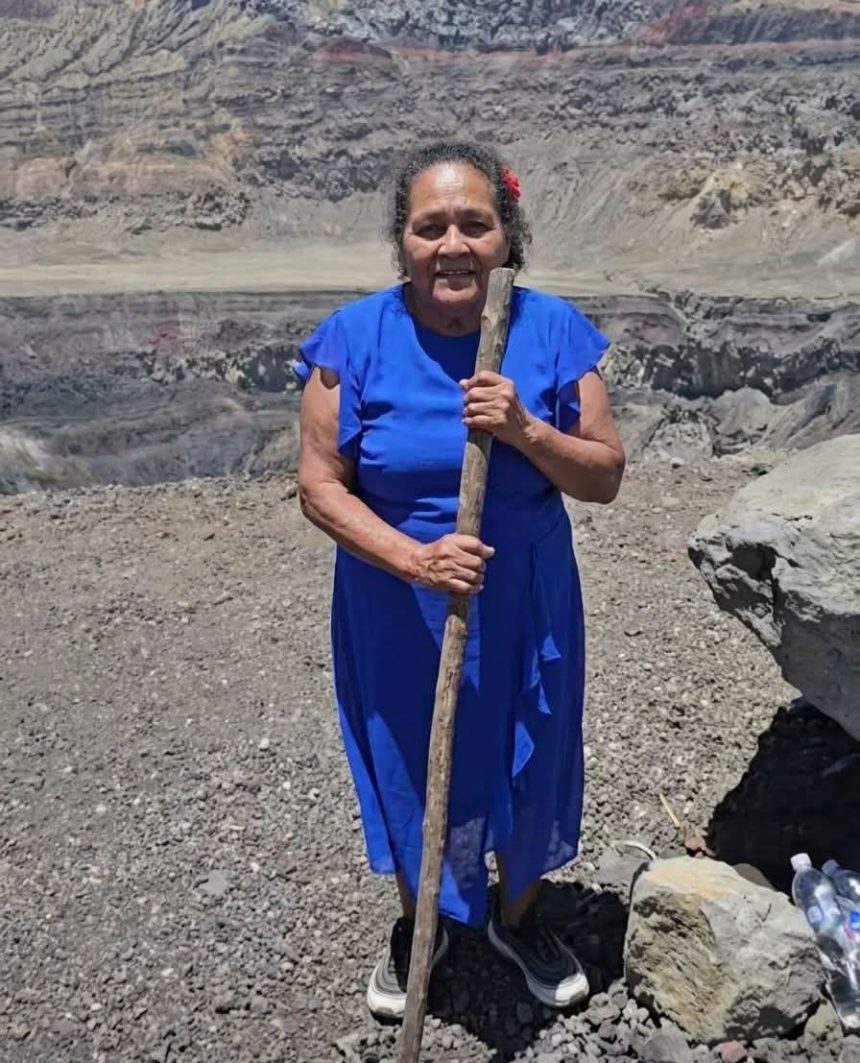 ADULTA MAYOR DE 78 AÑOS ALCANZA LA CIMA DEL VOLCÁN DE SANTA ANA Y SE VUELVE TENDENCIA EN REDES