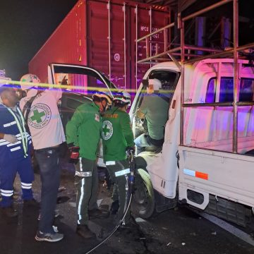 CONDUCTOR QUEDA ATRAPADO TRAS FUERTE ACCIDENTE EN SAN SALVADOR