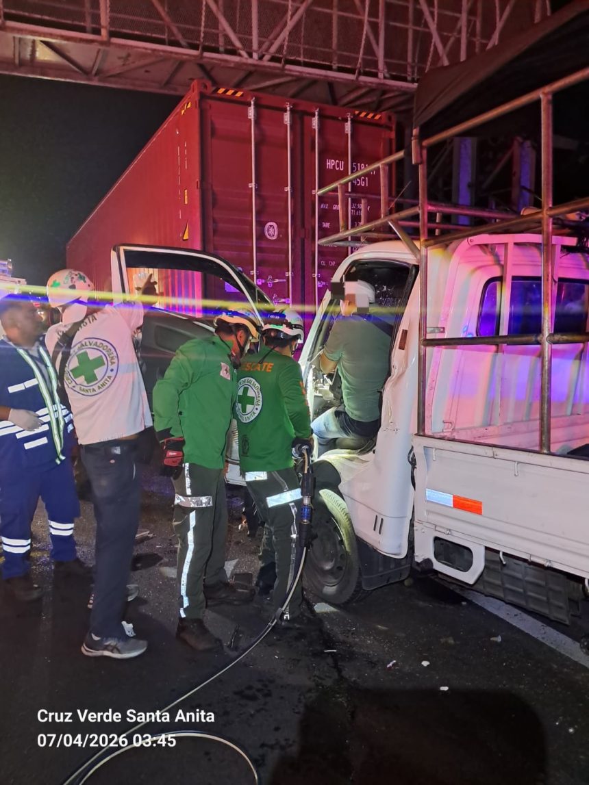 CONDUCTOR QUEDA ATRAPADO TRAS FUERTE ACCIDENTE EN SAN SALVADOR