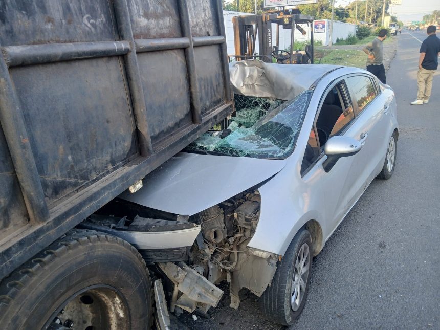 FUERTE ACCIDENTE DE TRÁNSITO DEJA SOLO DAÑOS MATERIALES EN CIUDAD ARCE