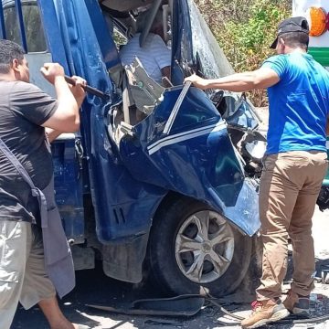 PERSONA QUEDA ATRAPADA ENTRE LOS HIERROS TRAS CHOQUE CONTRA BUS EN USULUTÁN
