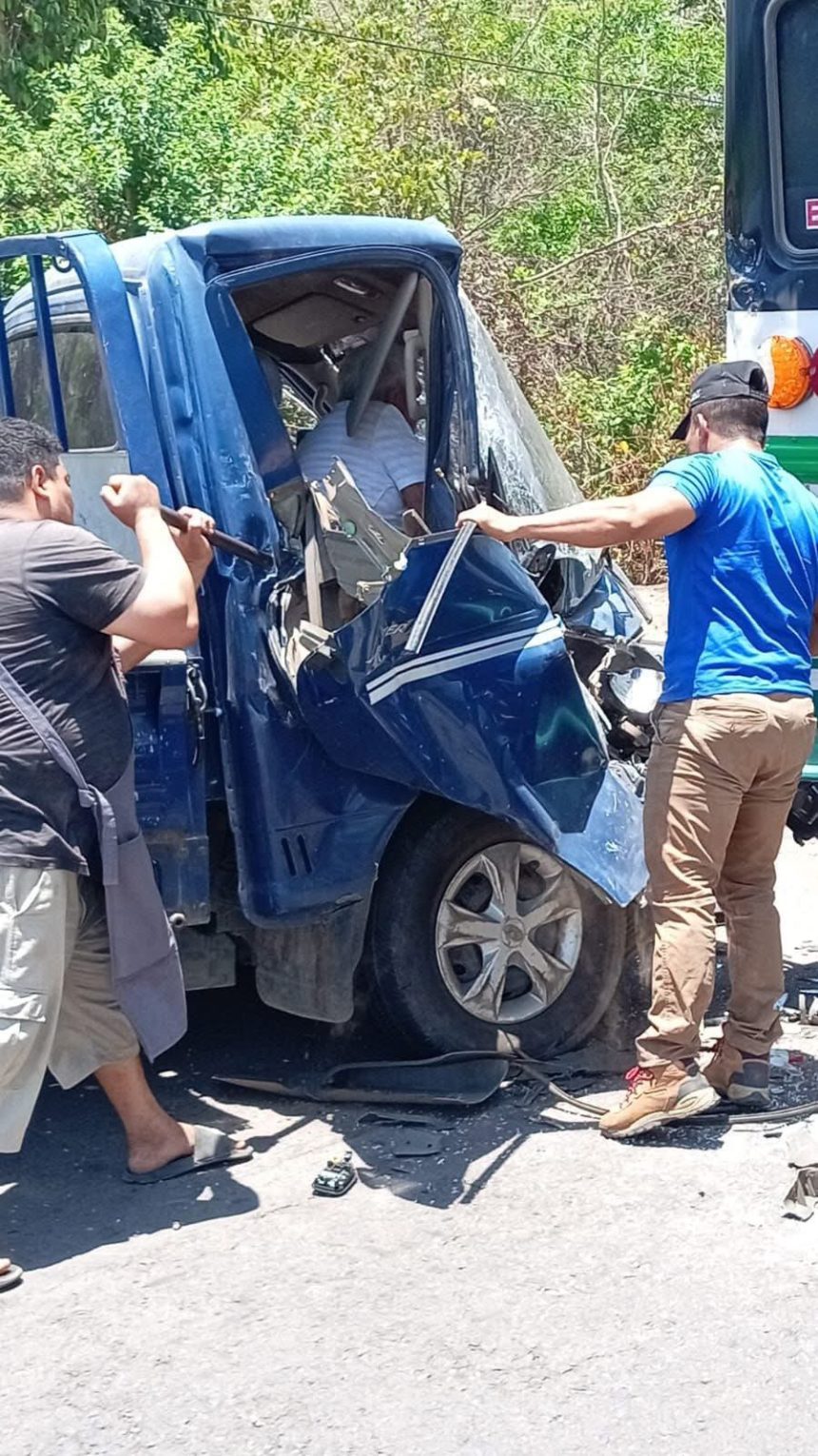PERSONA QUEDA ATRAPADA ENTRE LOS HIERROS TRAS CHOQUE CONTRA BUS EN USULUTÁN