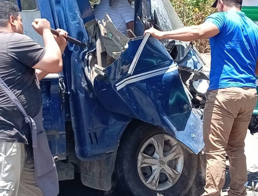 PERSONA QUEDA ATRAPADA ENTRE LOS HIERROS TRAS CHOQUE CONTRA BUS EN USULUTÁN