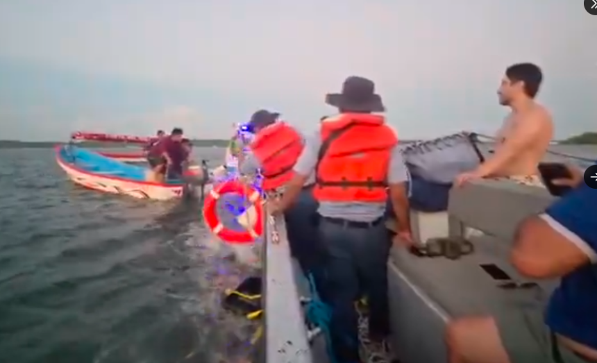 MARINA AUXILIA A TRES PERSONAS TRAS VOLCAMIENTO DE EMBARCACIÓN EN EL ESTERO DE JALTEPEQUE